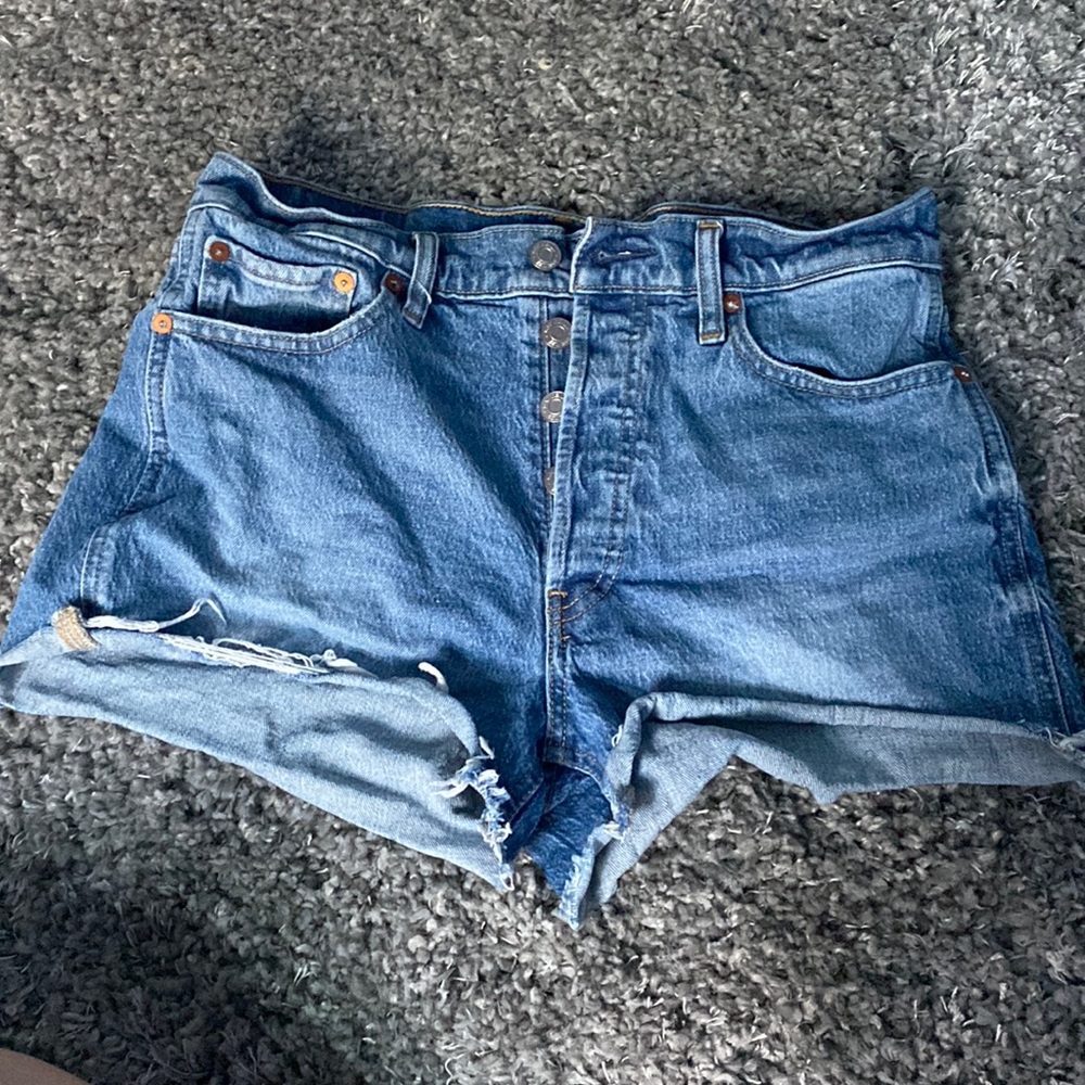 Size 6. Boyfriend jean shorts. Button fly!